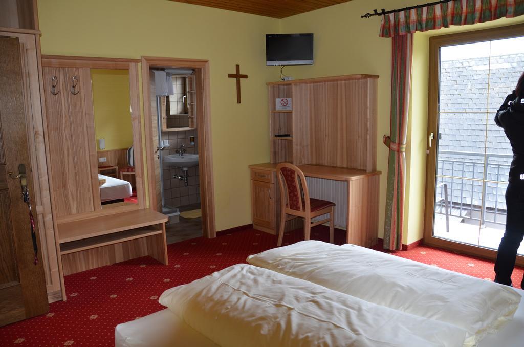 Gasthof-Pension Urzn Altmünster 객실 사진
